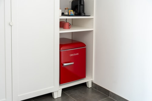 White shelving unit with red vintage Cecotec refrigerator, coffee maker, and mugs in Quarto Minho room at Canhoto Douro, São