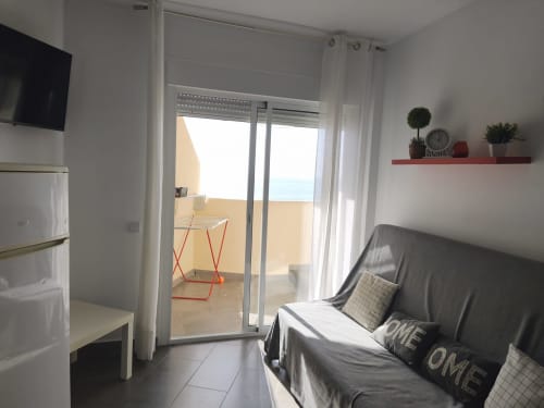 Chambre moderne avec vue mer à VIVE Benalmádena, accès terrasse, canapé-lit et kitchenette