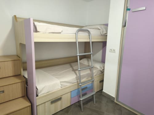 Lit superposé avec échelle métallique dans une chambre moderne du resort balnéaire VIVE Benalmádena, Benalmádena