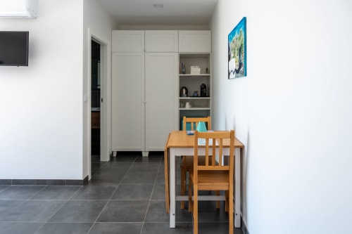 Modern dining area with wooden table and chairs at Canhoto Douro guesthouse, São Lourenço do Douro