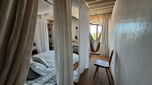 Spacieuse chambre couple à la Furanelle B&B à Saint-Etienne avec rideaux voilages, literie rayée, hamac et vue sur les montagnes