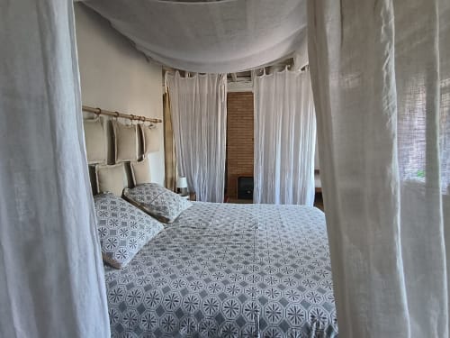 Chambre avec baldaquin élégant à la Furanelle B&B à Saint Étienne, parure de lit à motifs et rideaux blancs voilés