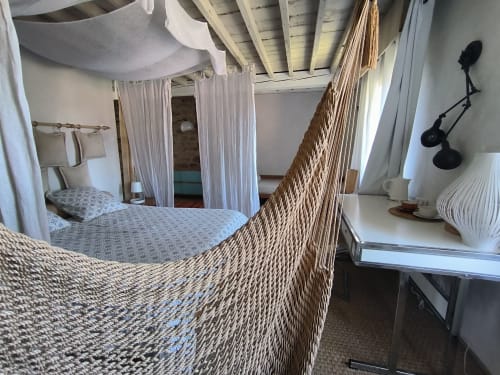 Chambre spacieuse avec hamac, lit à baldaquin, bureau et poutres apparentes à la Furanelle B&B à Saint Etienne