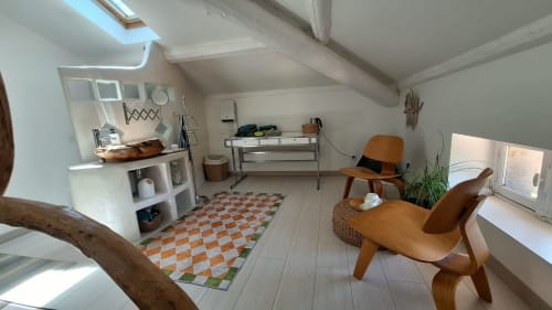 Chambre mansardée lumineuse chez Furanelle B&B à Saint Etienne, meublée en style rétro, avec fenêtre de toit et carrelage géométrique