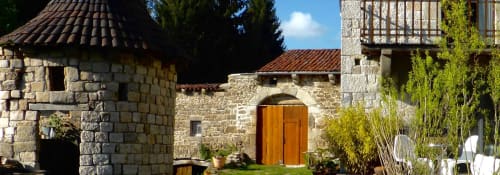 Bâtiments en pierre du Furanelle B&B aux toits de terre cuite et porte en bois à Saint Etienne, France