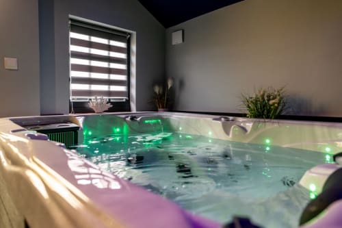 Luxueux bain à remous aux lumières LED vertes à Au Repos De La Licorne, maison d'hôtes à Gommegnies, France