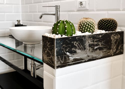 Moderno lavabo bagno con vasca bianca e rubinetto in metallo accanto a cactus decorativi in vaso decorato presso HABITARE Lecce