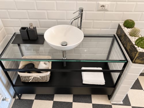 Vanità moderna nera con lavabo bianco tondo e rubinetto cromato presso HABITARE Lecce, con piastrelle bianche in stile metro