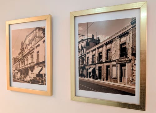 Dos fotografías enmarcadas en sepia de la arquitectura histórica callejera de la Ciudad de México en el hotel Casa Donceles