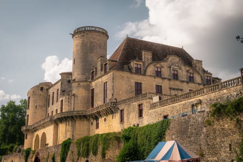 Château Hôtel les Vieilles Pierres à Eymet, France avec sa tour de pierre historique et ses jardins soignés