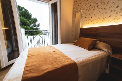 Habitación doble con vista a la calle en Hospedería Angel de Huelma, Jaén, con acceso a balcón e iluminación cálida