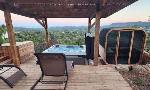 Terrasse de villa de luxe avec bain à remous, transats et vue panoramique sur la vallée corse aux Villas d'A Storia