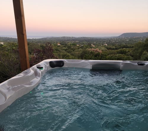 Luxueux bain à remous au coucher du soleil avec vue sur le paysage méditerranéen, Villa Aria Terra aux Villas d'A Storia, Pinarellu Corse