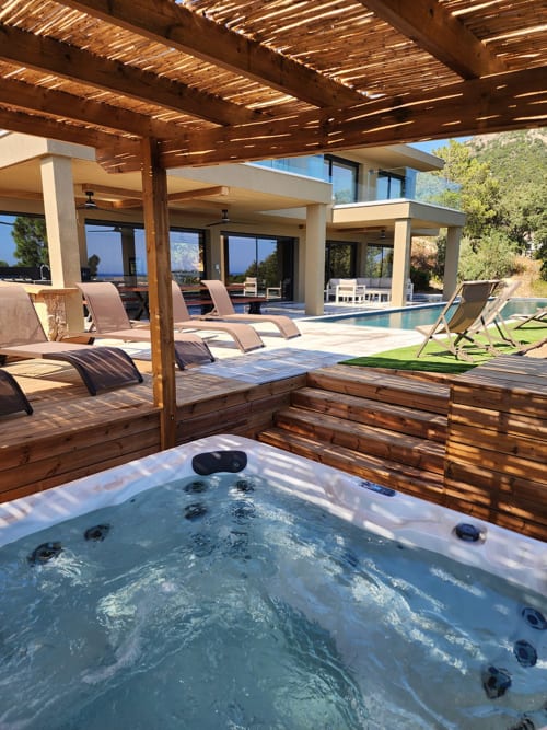 Jacuzzi avec vue sur la mer à la Villa Aria Terra, Les Villas d'A Storia à Pinarellu, avec piscine et pergola en bois