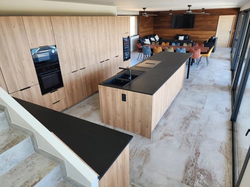 Cuisine moderne à la Villa Aria Terra aux Villas d'A Storia, Pinarellu, avec mobilier en bois et plan de travail noir