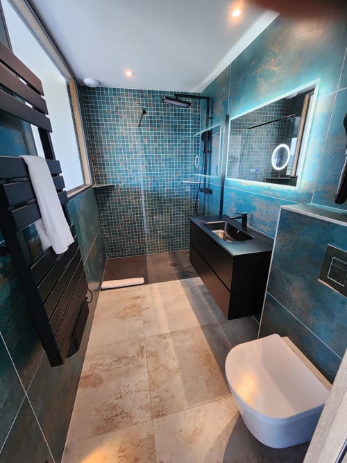 Salle de bains contemporaine à Villa Aria Terra aux Villas d'A Storia, Pinarellu, avec carrelage mosaïque turquoise, douche à l'italienne, noir