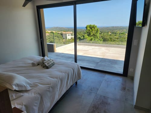 Chambre avec vue sur la mer de la Villa Aria Terra aux Villas d'A Storia, Pinarellu, avec lit, terrasse et Méditerranée