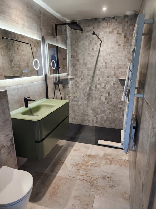 Salle de bains moderne à la Villa Aria Terra des Villas d'A Storia, Pinarellu avec lavabo vert, carrelage marbre, douche à l'italienne