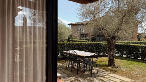 Patio della villa toscana con tavolo da pranzo e sedie con vista su ulivo, Borgo di Erboli, Cavriglia