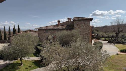Casale Borgo di Erboli a Cavriglia con ulivi, cipressi e vedute sulla campagna toscana