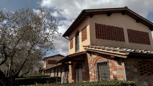 Appartamento Cosimo del Borgo di Erboli a Cavriglia con dettagli in laterizio e ulivo