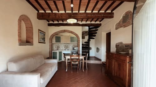 Appartamento Cosimo a Borgo di Erboli con design rustico toscano, travi a vista, archi in laterizio, pavimenti in cotto