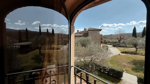 Vista dall'appartamento Cosimo a Borgo di Erboli, Cavriglia, sulla campagna toscana con cipressi e uliveti