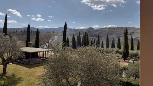 Veduta della campagna toscana da Borgo di Erboli con cipressi, uliveti e colline dolci presso Cavriglia