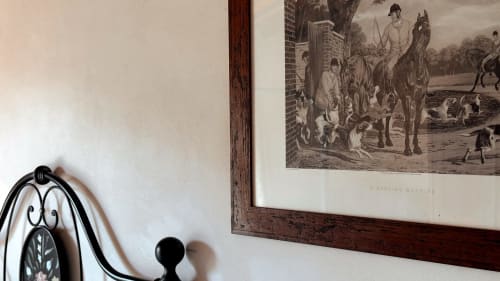 Opera equestre incorniciata su parete bianca presso il Borgo di Erboli B&B, Cavriglia, Italia