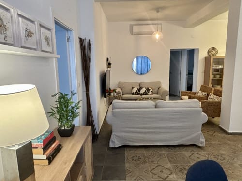 Amplio salón en apartamento CozyHomeSevilla con sofás grises, mobiliario moderno y luz natural