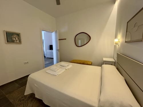 Dormitorio moderno y luminoso en el apartamento CozyHomeSevilla Sevilla con cama doble, espejo y baño privado