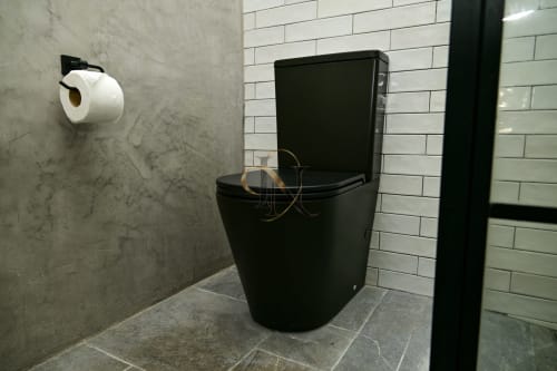 Toilettes modernes noires au design épuré dans la salle de bain de la villa Nora à Gerards & Angel, Grand Baie, avec carrelage métro