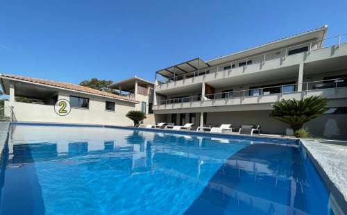 Superbe piscine de la station balnéaire Les Villas d'A Storia à Zonza avec appartements modernes vue mer sur la Méditerranée bleue
