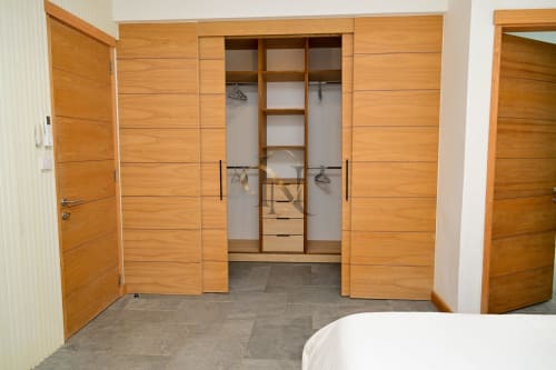 Spacieuse penderie de chambre avec portes coulissantes en bois et rangements intégrés, villa Nora à Gerards & Angel, Grand Baie