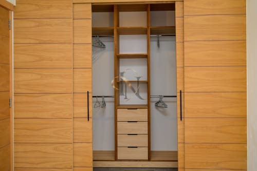 Élégante armoire en bois avec portes vitrées et tiroirs de rangement à la villa Nora, Gerards & Angel, Grand Baie