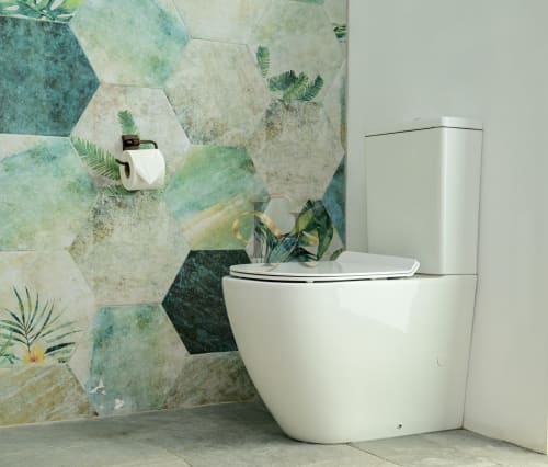 Toilettes blanches modernes à siège fermé dans la salle de bain de la villa Nora à Gerards & Angel, Grand Baie, avec carrelage hexagonal vert et