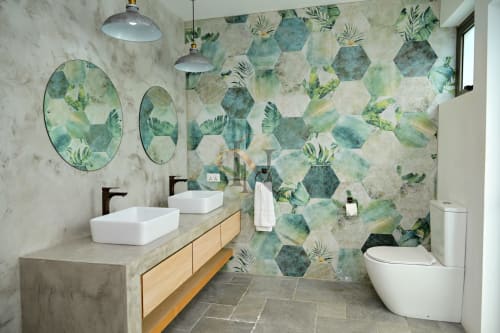 Salle de bains moderne de la villa Nora à Gerards & Angel, Grand Baie, avec carrelage hexagonal vert, double vasque et toilettes