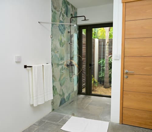 Salle de bains moderne à la villa Gerards & Angel à Grand Baie avec douche à l'italienne, carrelage tropical et vue sur le jardin