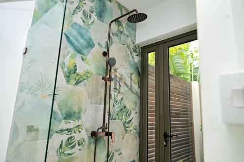 Salle de bain moderne avec douche à carrelage botanique et éléments noirs à la villa Gerards & Angel à Grand Baie