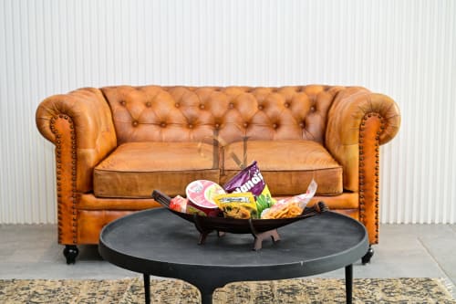 Canapé Chesterfield en cuir cognac avec coupe d'amuse-bouche dans le salon de la villa Nora chez Gerards & Angel, Grand Baie