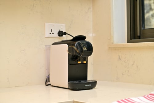 Machine à café Nespresso L'OR sur le plan de travail de la cuisine de la villa à Gerards & Angel, Grand Baie