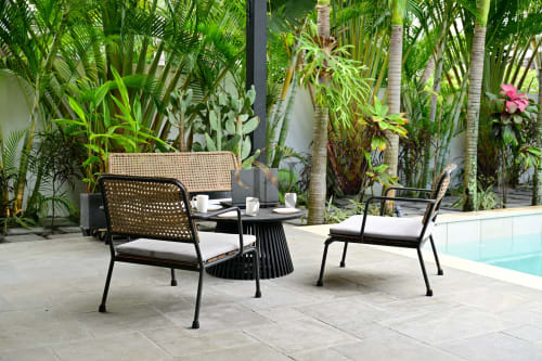 Espace repas tropical en bord de piscine à la villa Gerards & Angel à Grand Baie, mobilier extérieur et jardin de palmiers luxuriant