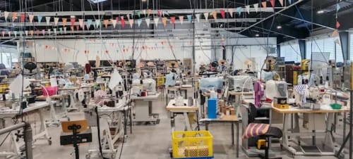 Atelier de confection de l'usine Le Minor à Guidel, en Bretagne Sud, avec ses machines à coudre traditionnelles