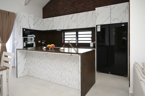 Cuisine moderne à la Villa Coin des Zils chez Gerards & Angel, Île Maurice, avec dosseret en marbre, électroménagers noirs