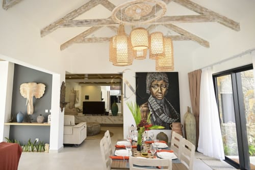 Salle à manger de la villa Gerards & Angel avec luminaires suspendus tissés, œuvres d'art et espace de vie ouvert à Petit Raffray, Maurice