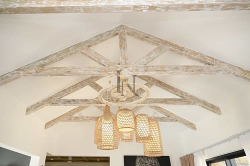 Poutres en bois chaulé et lustres en osier tressé à la Villa Coin des Zils de Gerards & Angel, Île Maurice