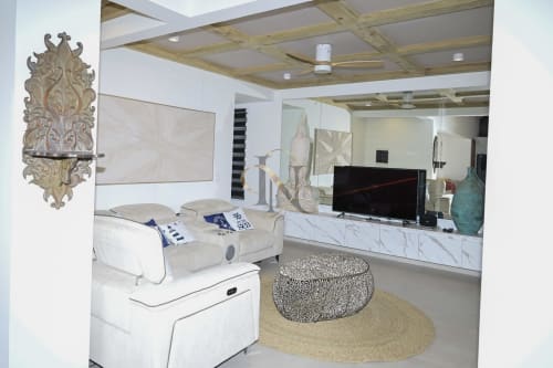 Chambre moderne avec mobilier blanc, télévision écran plat, décor mural raffiné et ambiance tropicale à Gerards & Angel