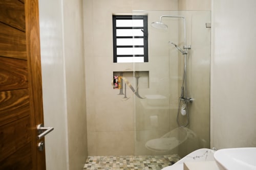 Douche à l'italienne avec paroi en verre à la Villa No. 5 de Coin des Zils, Gerards & Angel, Petit Raffray
