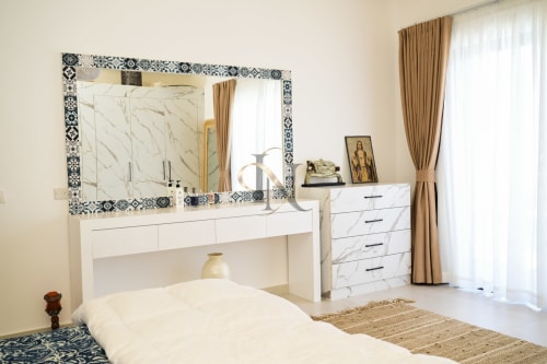 Vanité moderne avec miroir orné à la villa Gerards & Angel à Maurice, accentuée de marbre et décoration tropicale