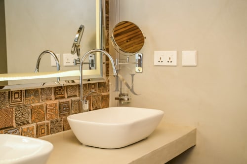 Lavabo moderne de salle de bain avec carrelage décoratif à la villa Gerards & Angel à Maurice
